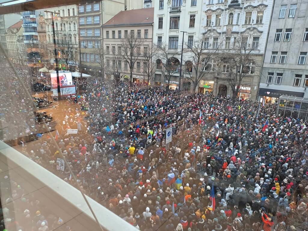 捷克民眾聚集瓦茨拉夫廣場支持總統