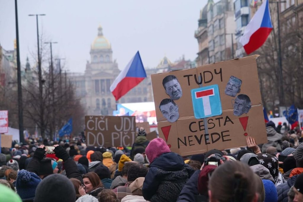 捷克政壇風暴　逾8萬人上街支持捷克總統