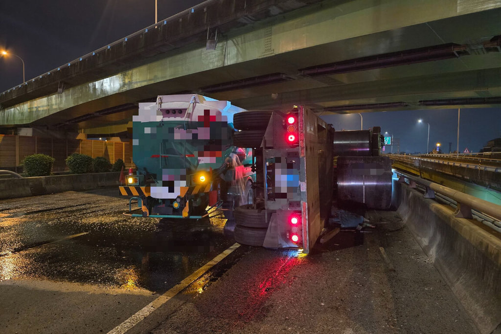 國1南向台南仁德段槽罐車與聯結車事故