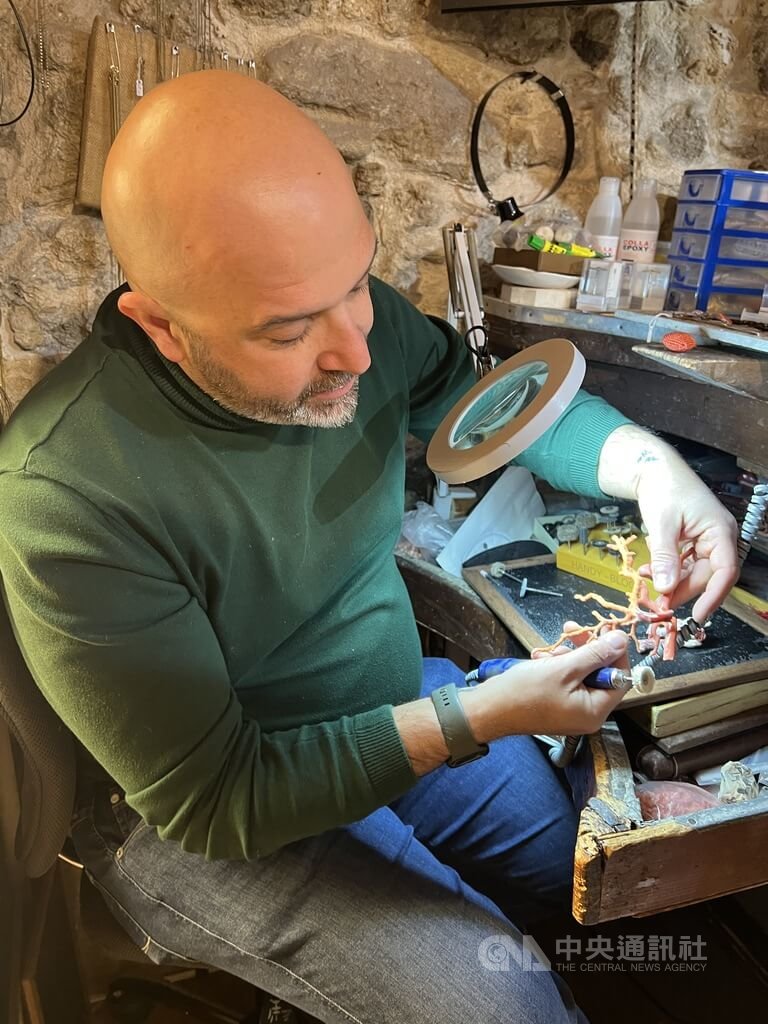 專家展示打磨紅珊瑚