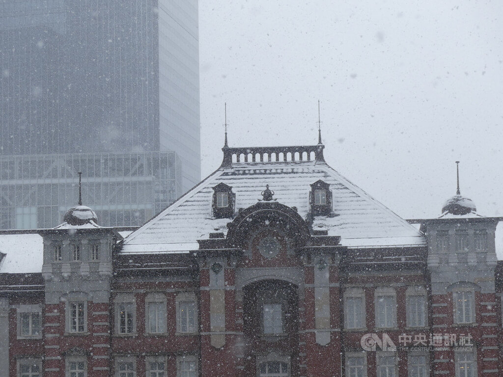 東京車站屋頂積雪