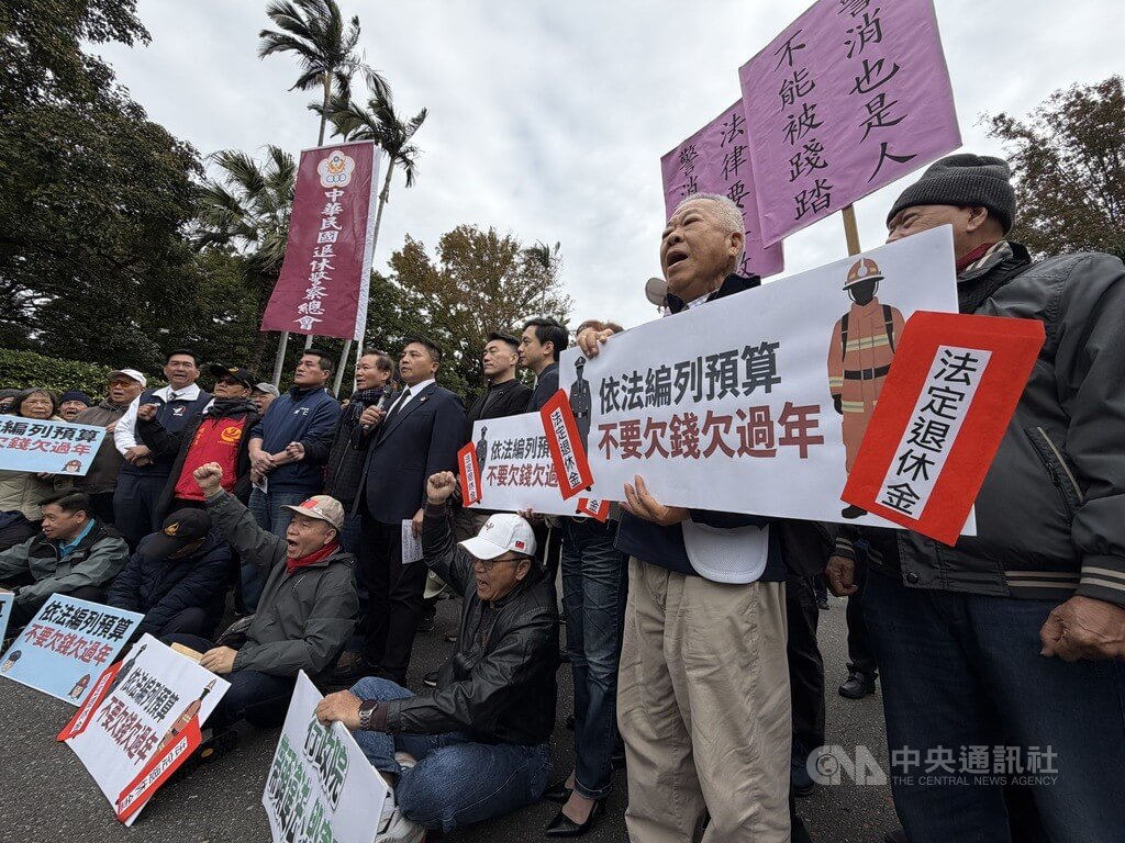 藍委陪退休警消赴行政院陳情（2）