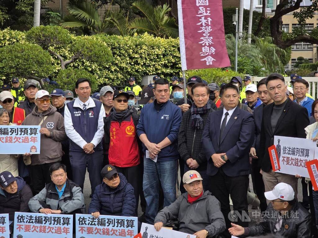 退休警消赴政院陳情