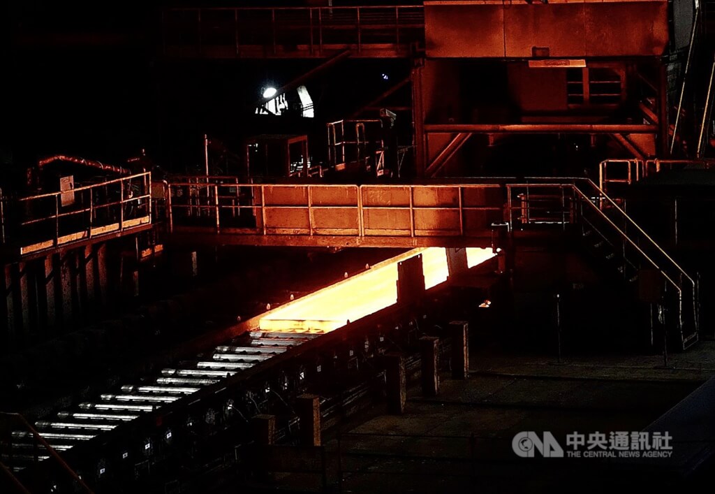 歐盟改進碳市場,必須在確保工業既能逐步深度減排,又不至於在國際競爭中被打垮兩面兼顧。圖為煉鋼廠作業情況。(中央社檔案照片)