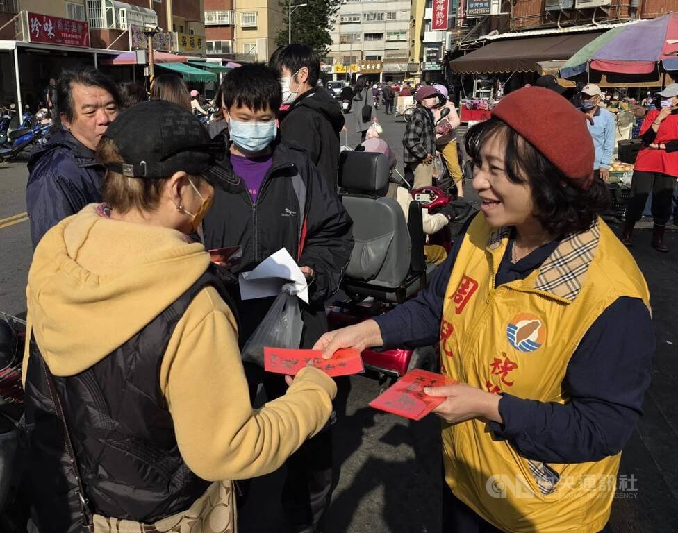 澎湖馬公年貨大街點燈　台聯主席贈紅包袋添喜