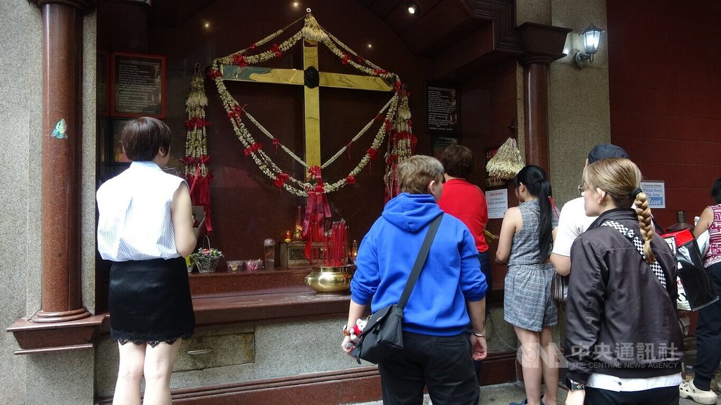 馬尼拉十字架聖壇 民眾燒香祈福
