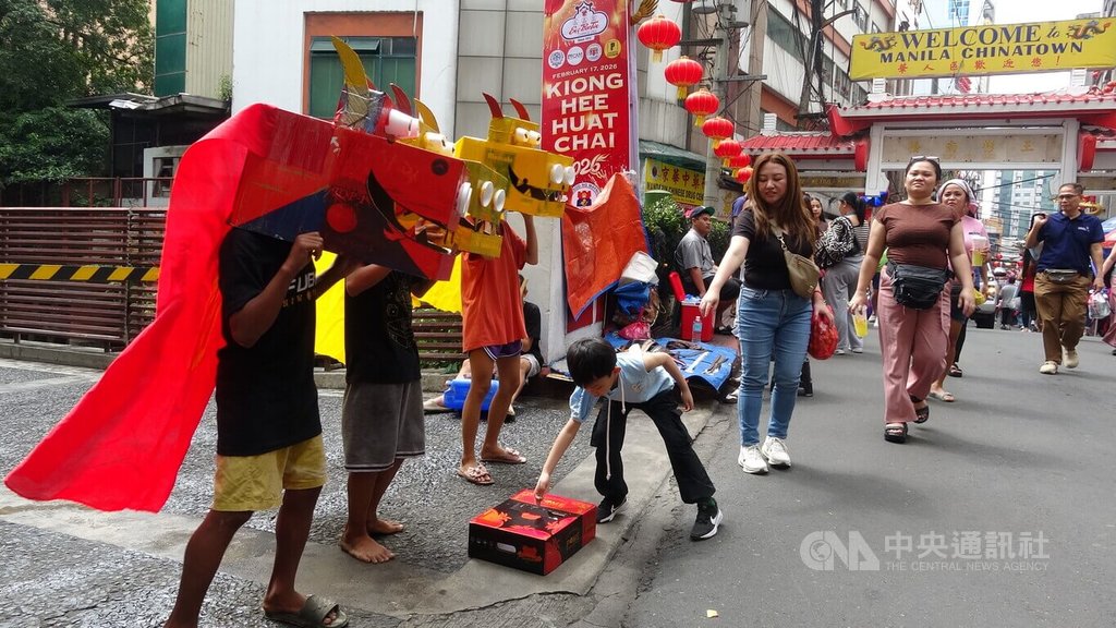 菲童紙箱舞獅慶農曆新年