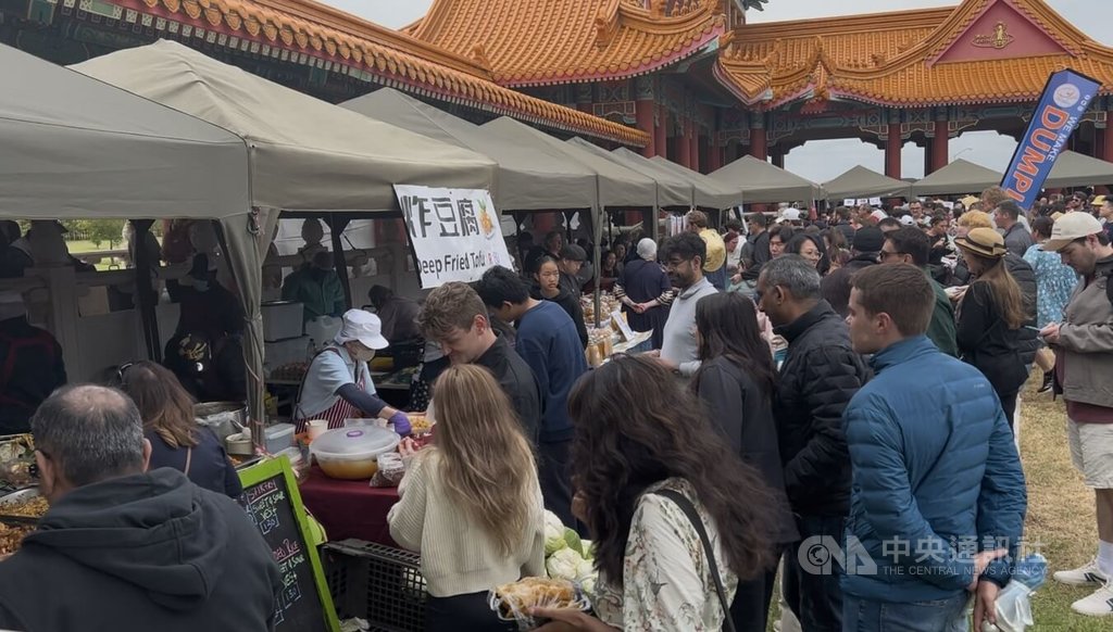 南非南華寺蔬食市集　攤位人潮踴躍