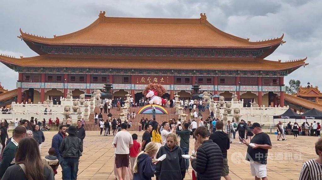 南非南華寺大雄寶殿前祈福