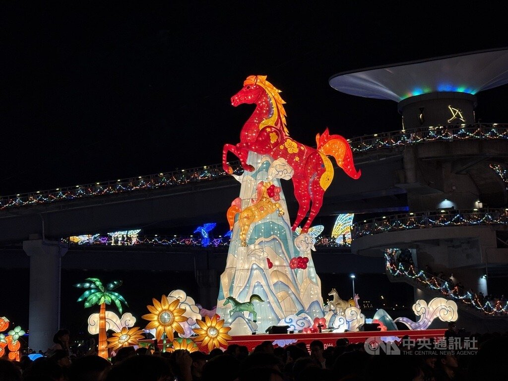 新北燈會開幕　15公尺高紅寶馬主燈亮相