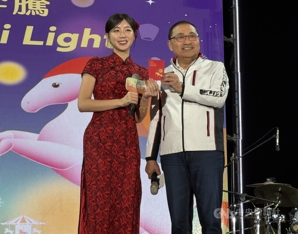 新北燈會開幕　侯友宜贈安芝儇福袋祝賀