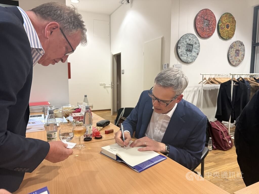 施益堅柏林新書發表會為德國讀者簽名