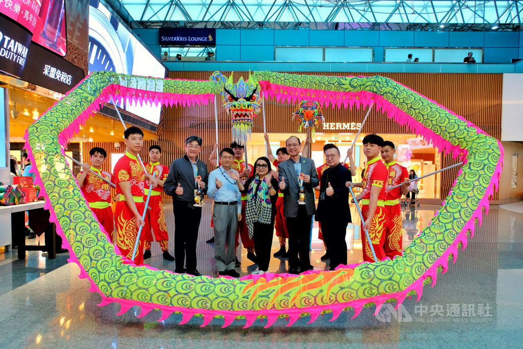 國體大舞龍隊受邀赴桃機快閃演出（1）