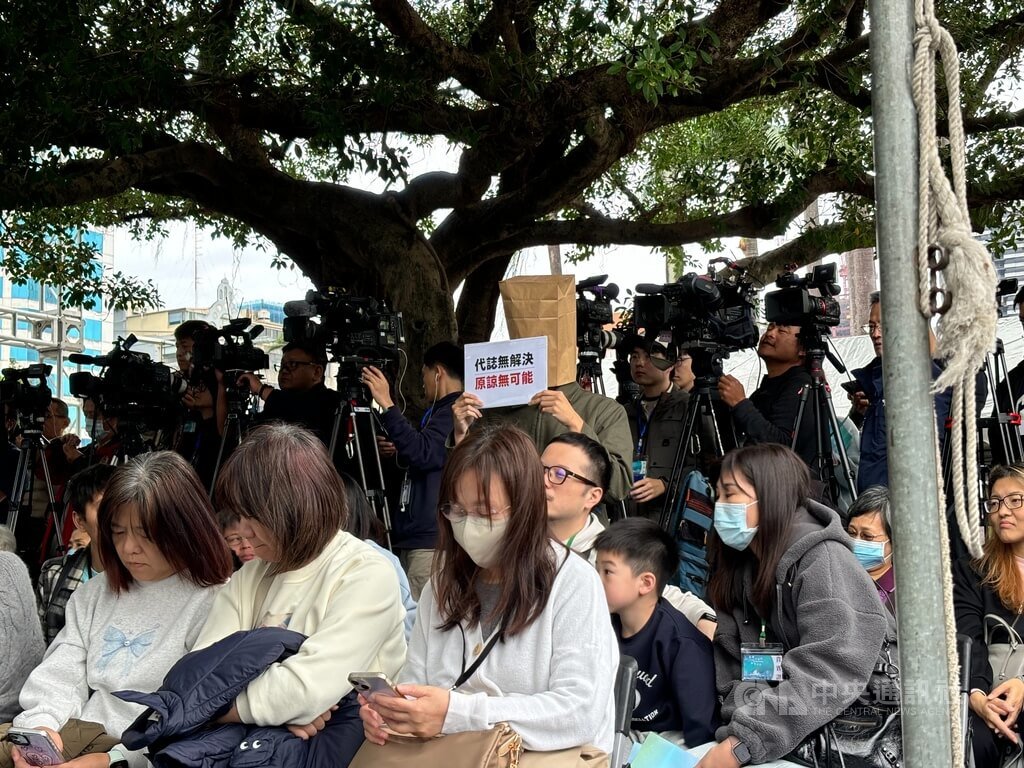 蔣萬安追思228　民眾舉牌沉默抗議表立場