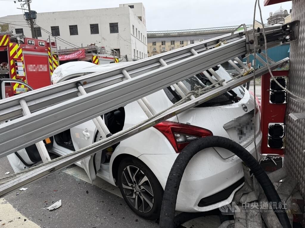 桃園消防車救災途中遭撞翻覆釀7傷（2）