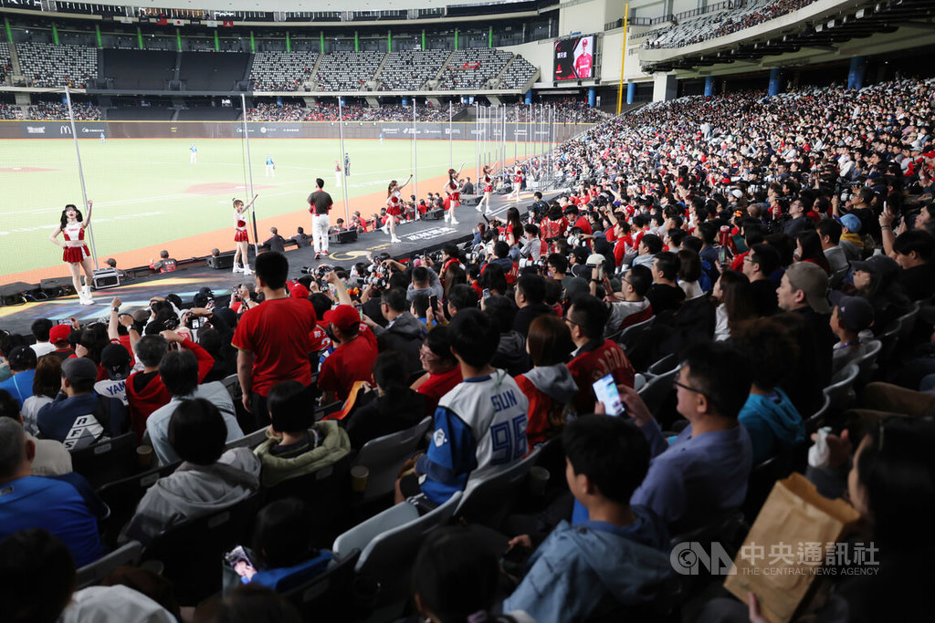 台日棒球國際交流賽　球迷進場觀戰