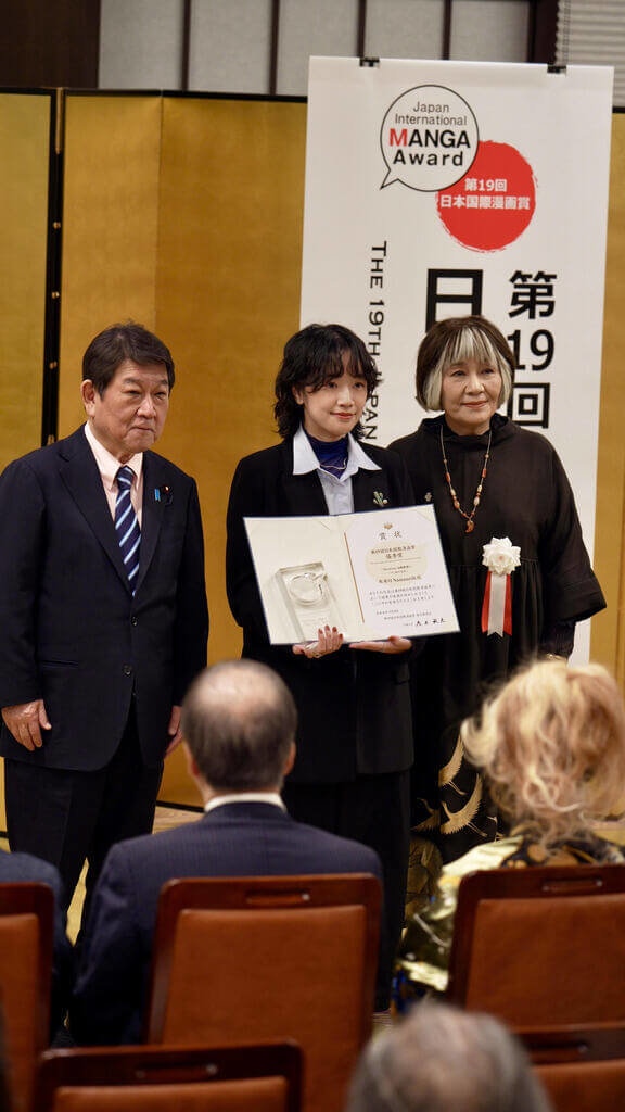 南南日與日本外相茂木敏充、評審長里中滿智子合影