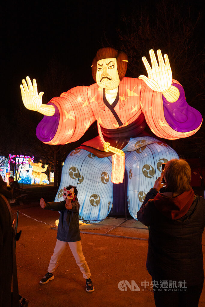 巴黎民眾與第3屆燈籠節「光之日本」合影