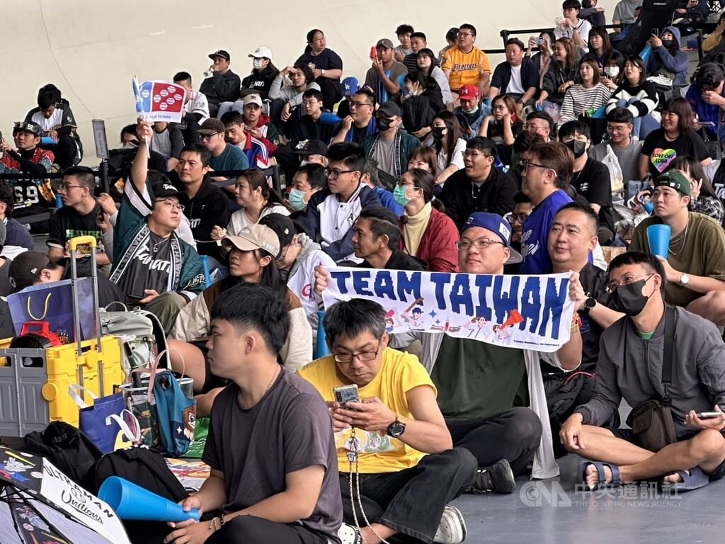 經典賽預賽開打　衛武營廣場直播引人潮（1）