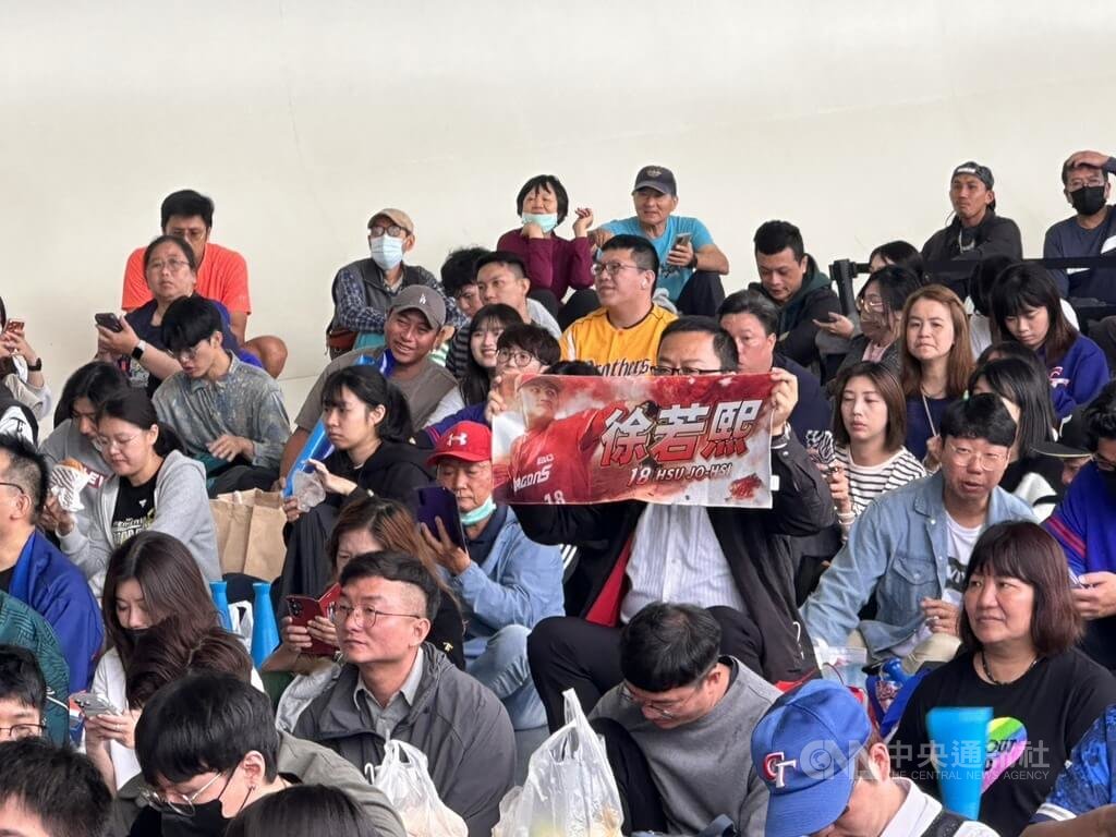 經典賽預賽開打　衛武營廣場直播引人潮（2）