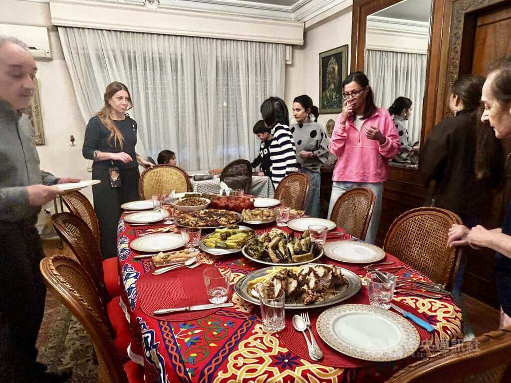 開羅民眾與親友共享齋戒月開齋飯