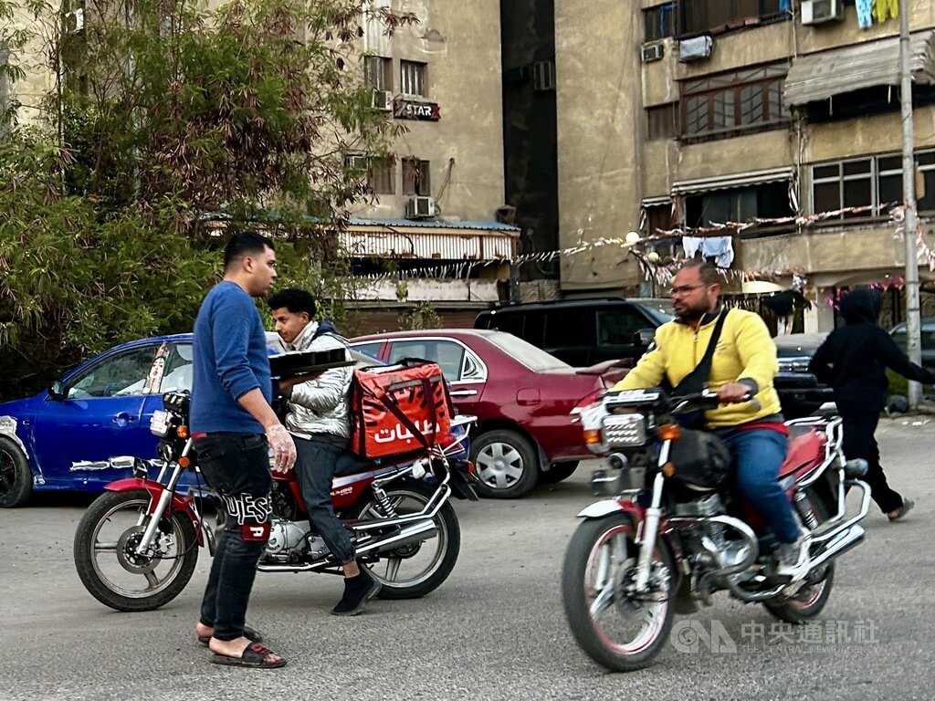 開齋前在路上分發果汁椰棗的熱心青年