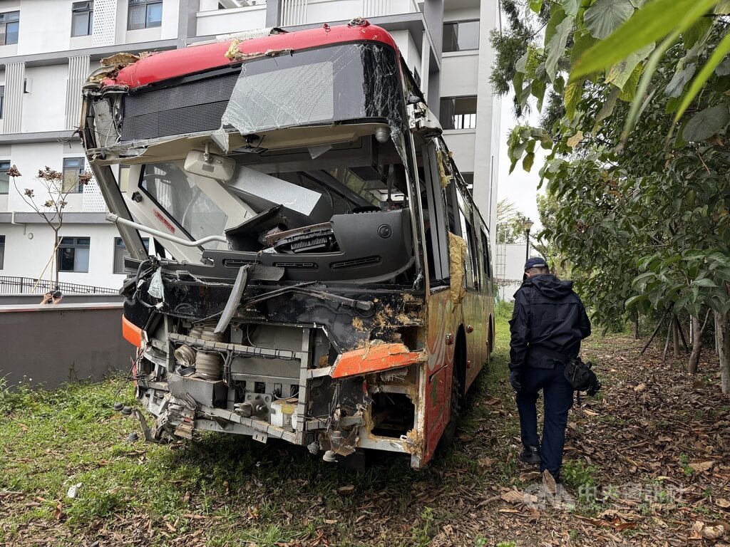 南投杉林溪遊園車墜谷　車身嚴重損毀