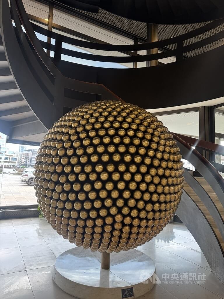 布拉格會議中心藝術作品「太陽」