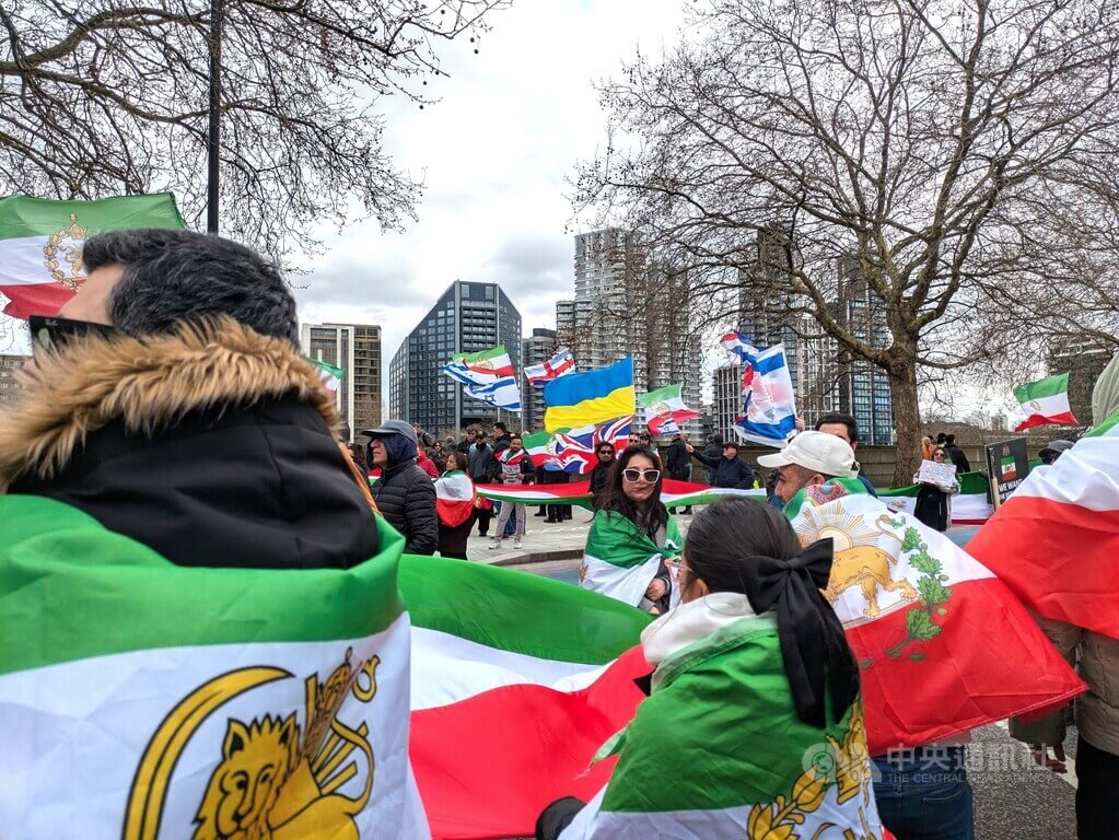 倫敦反德黑蘭當局集會　烏克蘭國旗現蹤