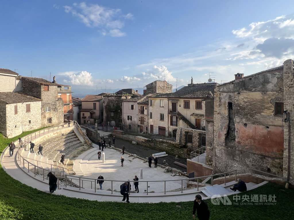 義大利中部古城佛倫蒂諾古羅馬劇場