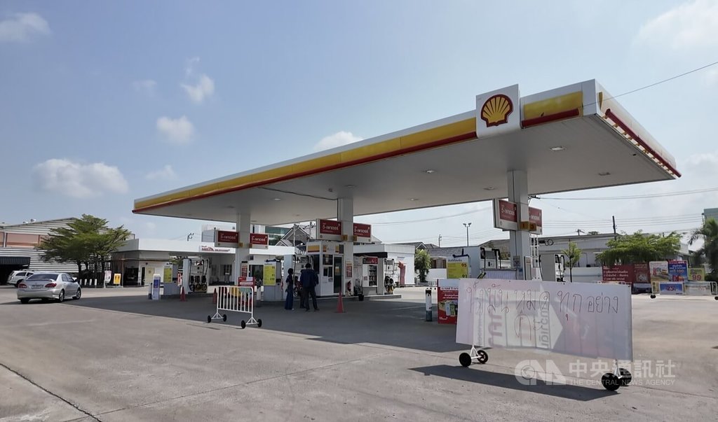 曼谷加油站手寫公告油品售罄