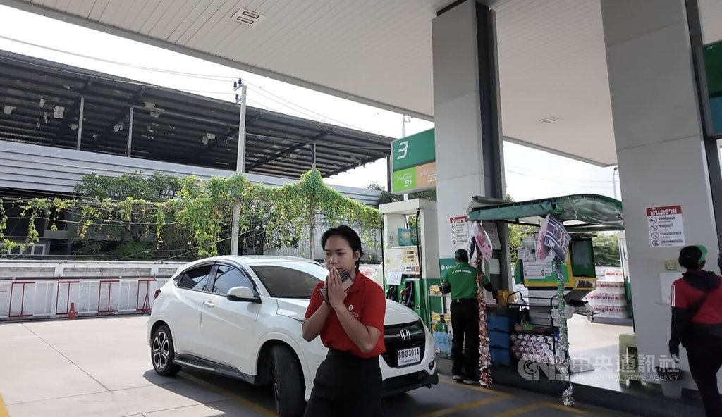 曼谷加油站的員工向顧客道歉