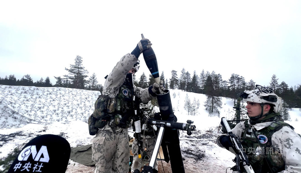 在羅瓦耶爾維靶場演習展示迫擊砲操作