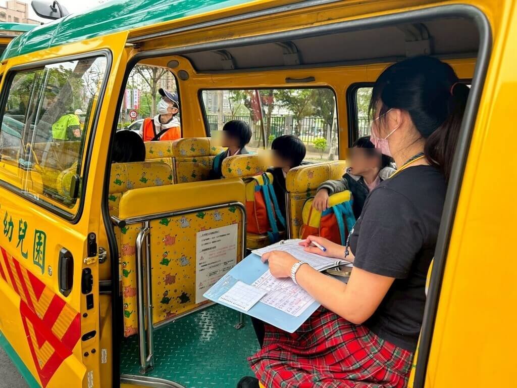 新北校園周邊稽查學幼童車輛安全（2）