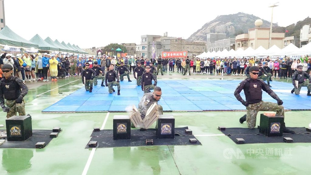北竿硬地馬拉松開跑　馬防部雲台戰技隊表演