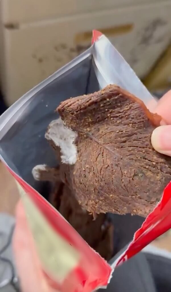 苗縣名店肉乾出現大片白毛疑發霉 衛生局將稽查