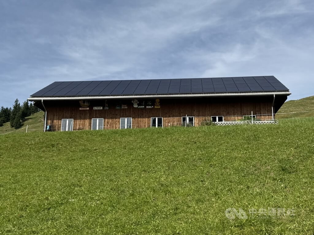 瑞士農莊的屋頂裝滿太陽能板