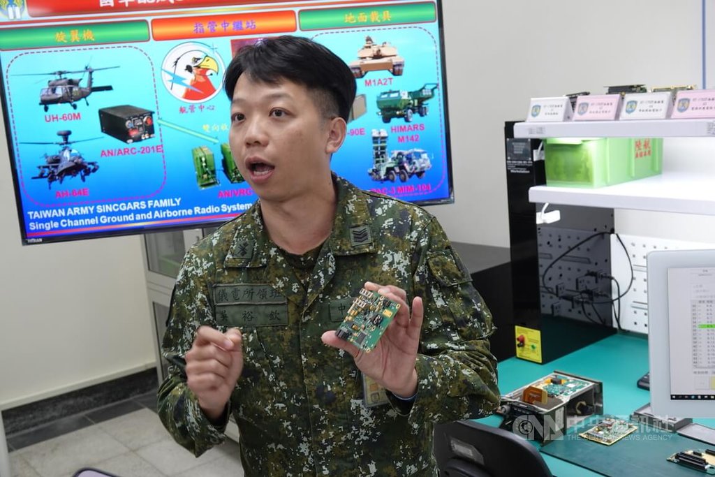 航勤廠士官長介紹通訊裝備維修