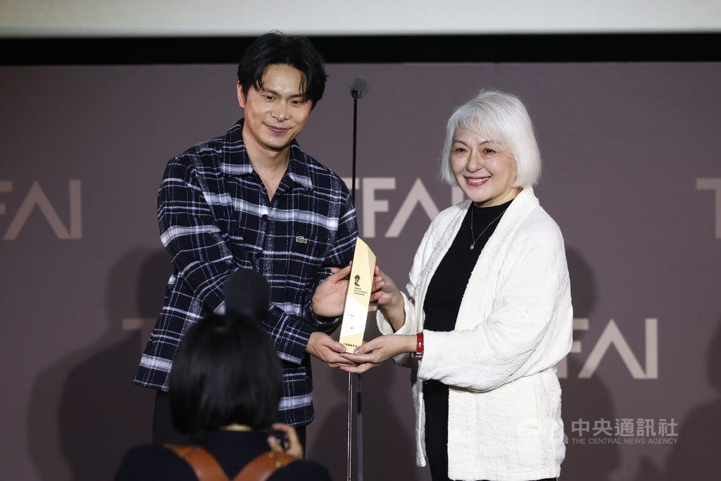 吳洛纓獲傑出編劇工作者　姚淳耀頒獎