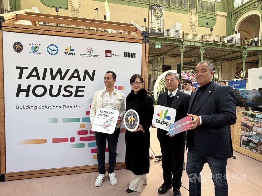 ChangeNOW永續解方峰會在法國巴黎登場,駐法國代表郝培芝(左2)、台北市副市長李泰興(右2)、大會執行長李法佛(左1)、法國國民議會議員博多黑(右1)為台灣館剪綵。中央社記者曾依璇巴黎攝 115年3月31日