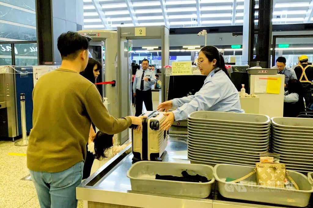 疏運清明連假機場人潮　替代役等增援安檢