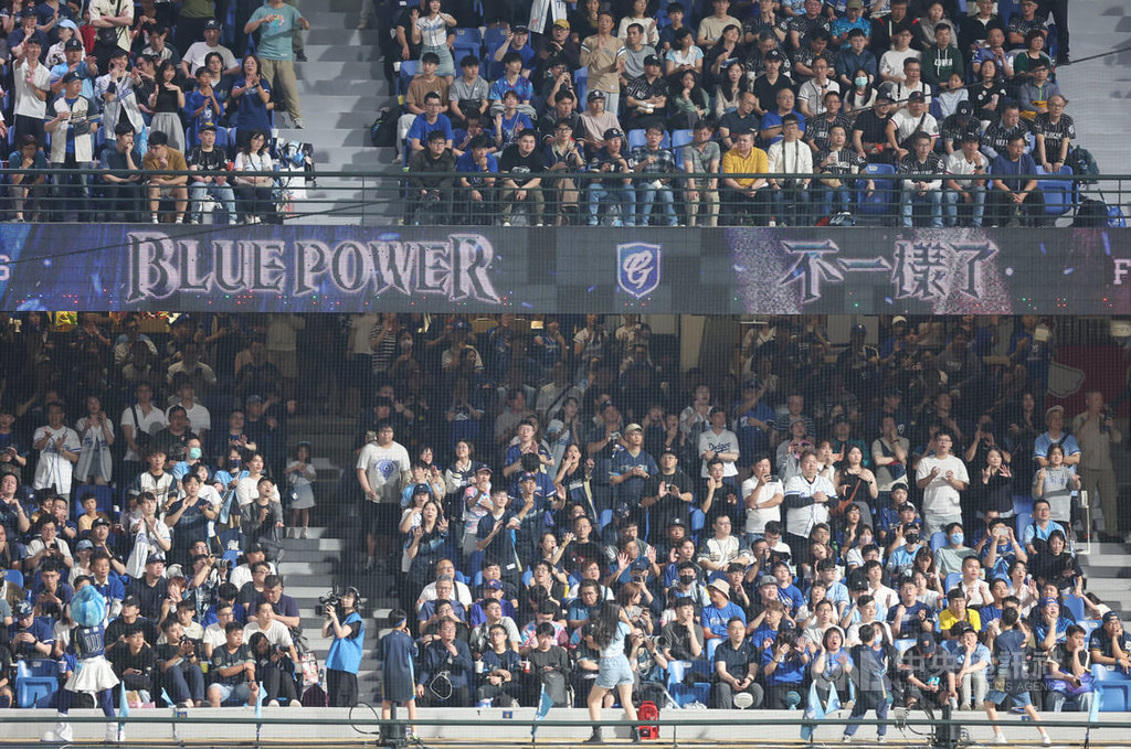 悍將開幕戰湧入滿場1萬1600人（2）