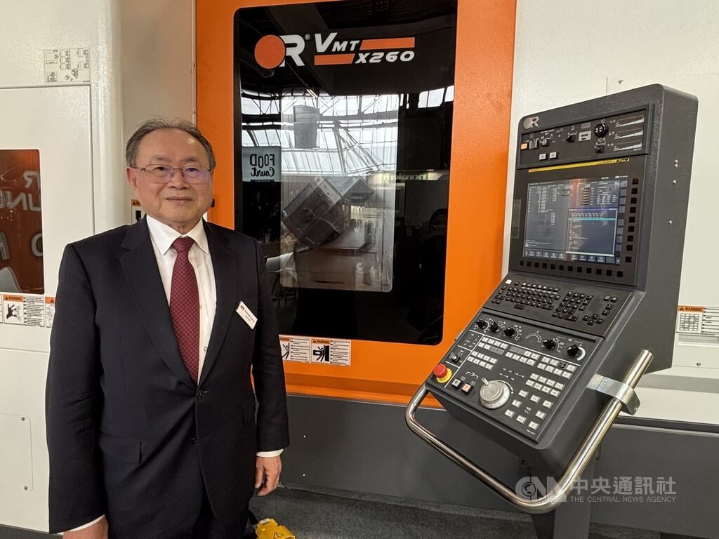 在法台商蔡國泰展示高端工具機