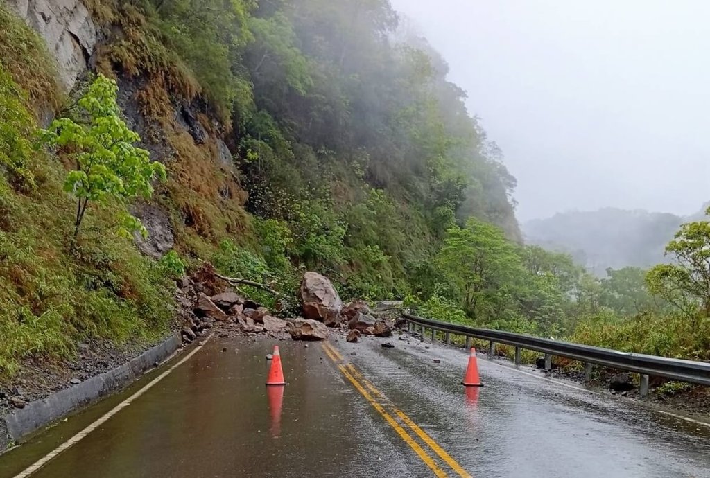 苗栗獅潭126縣道落石坍方