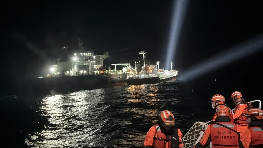 台中外海2外籍輪深夜非法駁油