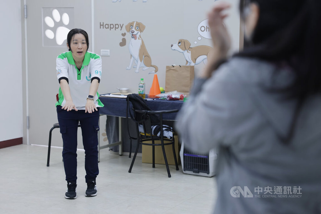 台灣狗醫生協會訓練師引導學員下指令