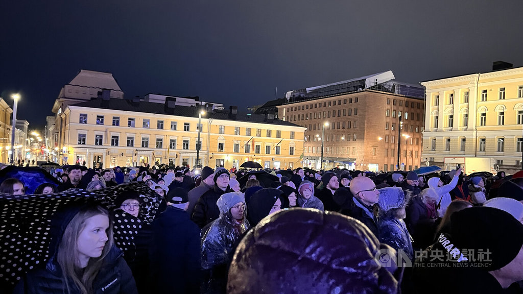 「十字苦路」30週年戶外演出  民眾冒雨觀賞