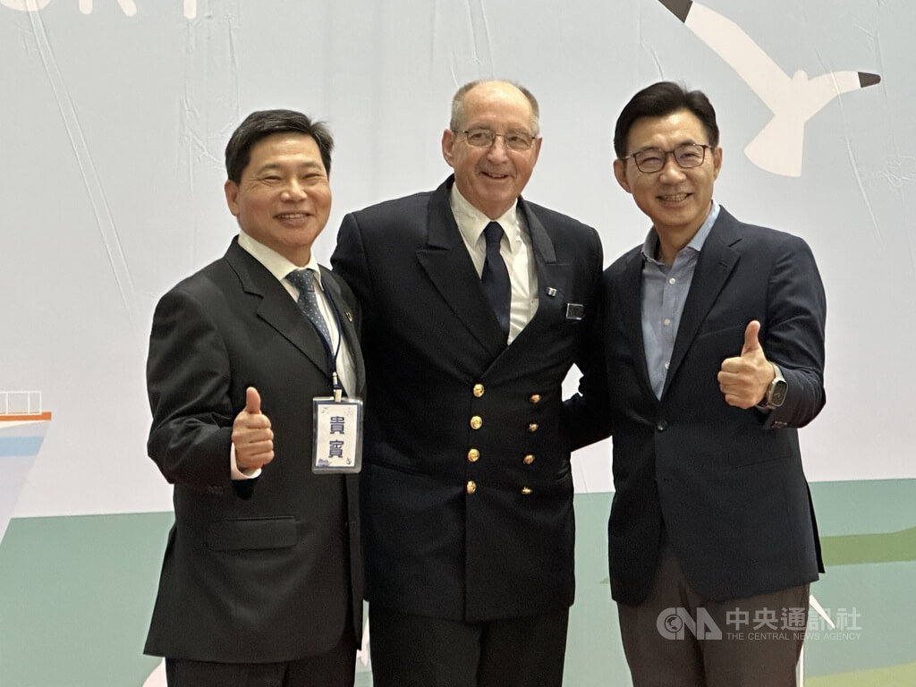 台中港迎國際郵輪　江啟臣與船長合影