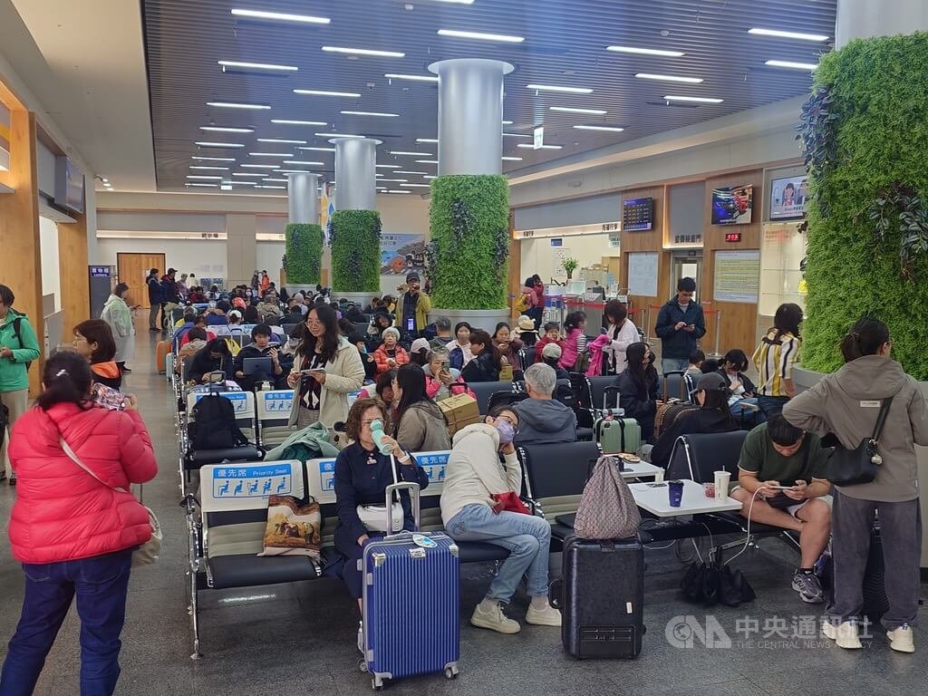 大霧打亂交通　民眾南竿機場等候補