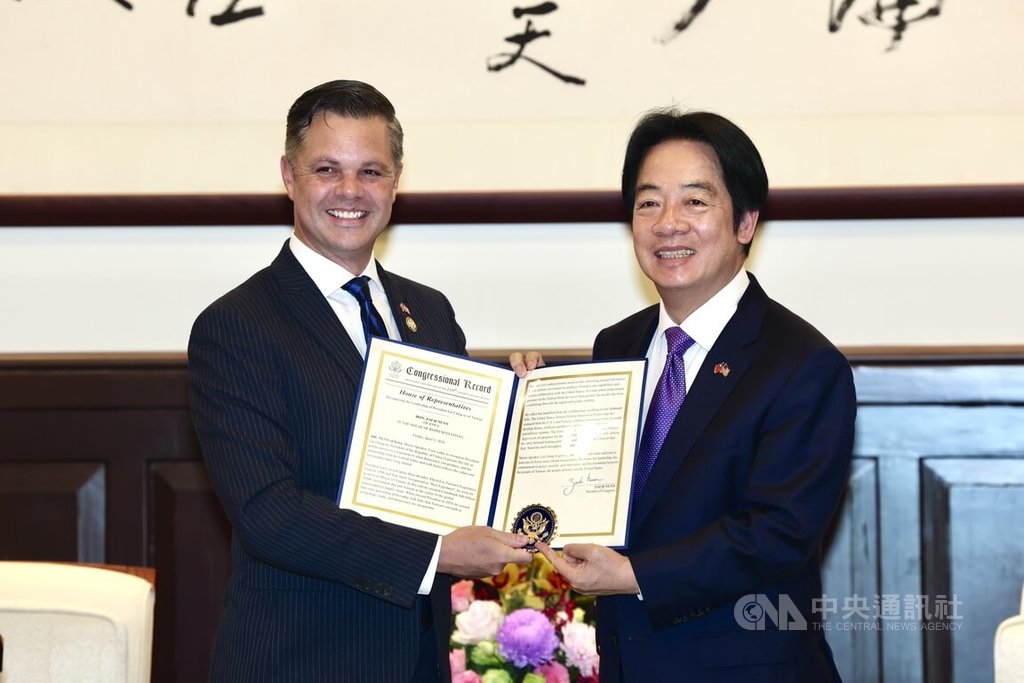 美眾院共和黨議員呈贈賴總統國會表彰紀錄